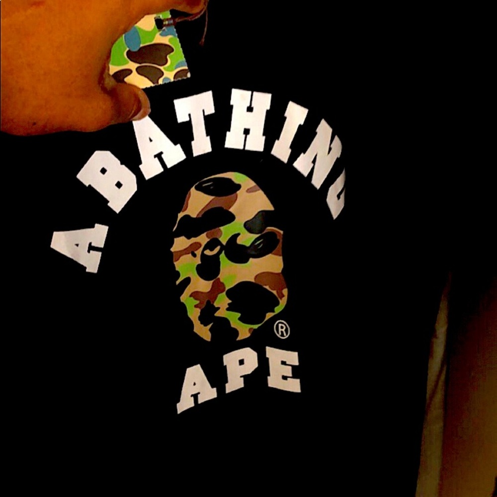 Bape t-shirt sise medium brand new with tags